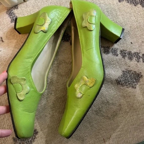 UNREAL real leather green heels with beautiful flower details * accepting offers - Picture 5 of 7